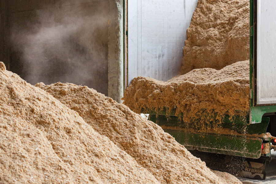 Lkw beim abladen von Sägespähne